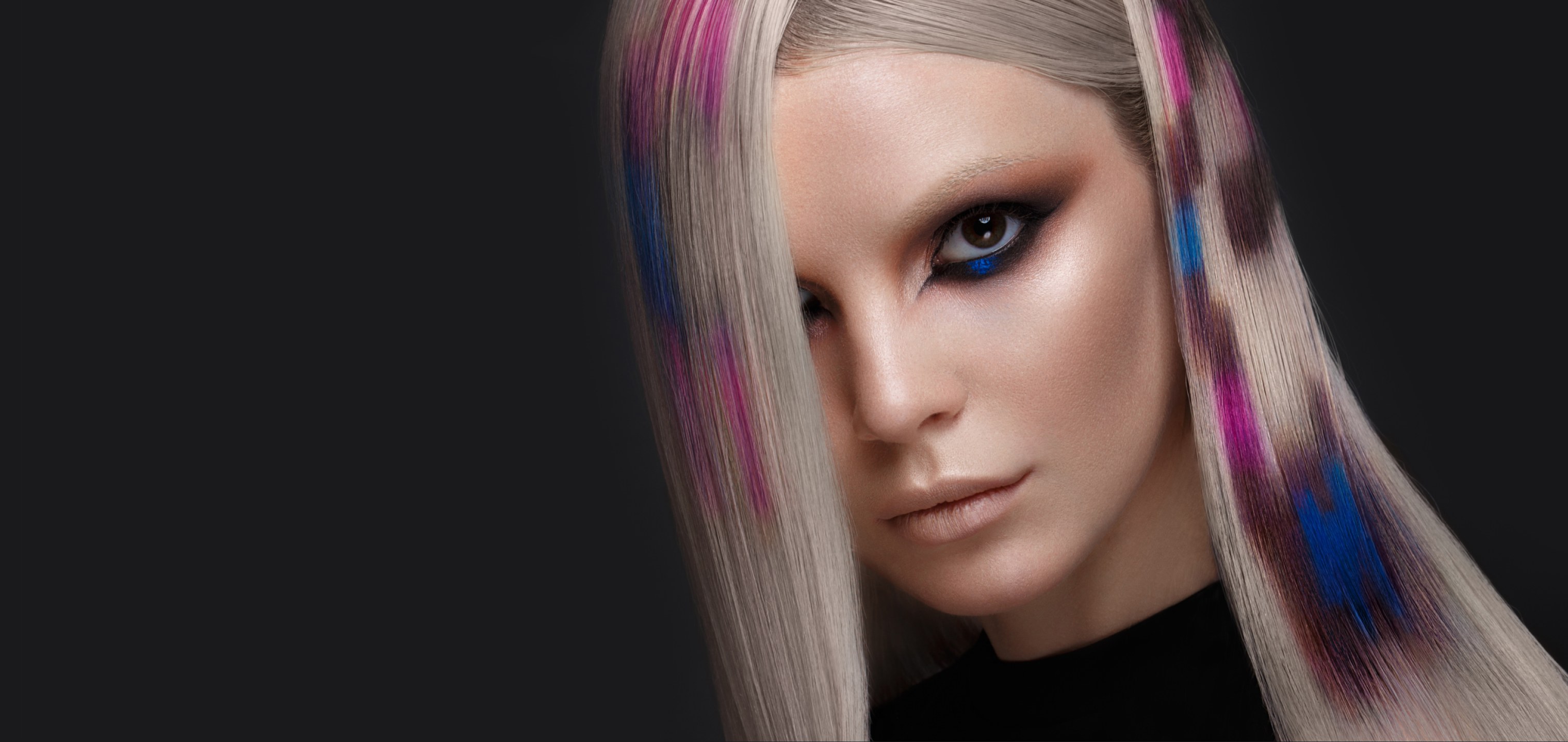 Modelo con mechas de color